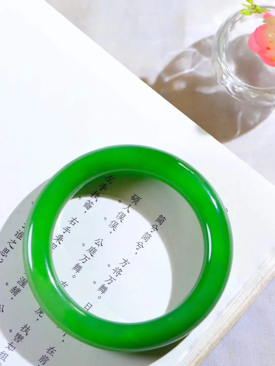 （温柔雅致.手镯）

收藏级臻品️和田玉碧玉手镯。镯型饱满，温润细腻，脂润沁香。️执一卷书，沏一盏茶，着一袭裙，戴一只镯。淡淡浅笺，素心若兰，静赏玉中诗画。悠悠岁月，芊手轻摘，盛满诗样芳华。重63.5克   尺寸55-11.7-10.8mm    FDA-32110200