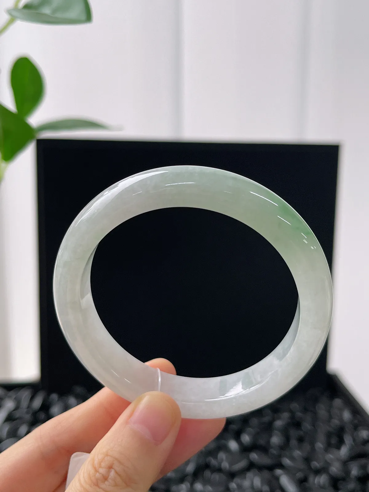 正圈55圈口，翡翠冰糯种飘绿手镯