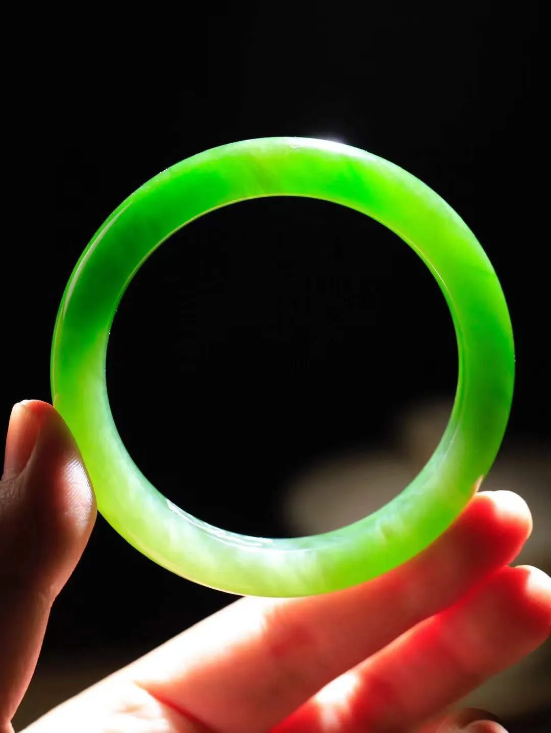 【腕间柔情.手镯】   

精品和田玉碧玉手镯 玉质温润细腻 油性十足 古朴秀雅 轻抚岁月的栏杆软香温玉，腕间玉镯轻轻晃动，令人情动心间，撷一缕月末的芬芳，把心思铺陈，时光静美，惟有你最温柔。重59.5克   尺寸58.5-12.3-9.2mm  46110251A