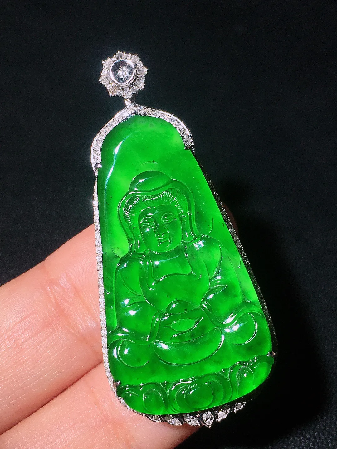 阳绿观音吊坠，色泽均匀艳丽，玉质细腻，荧光感超
强，饱满圆润，尽显优雅气质，18k
金豪华镶嵌