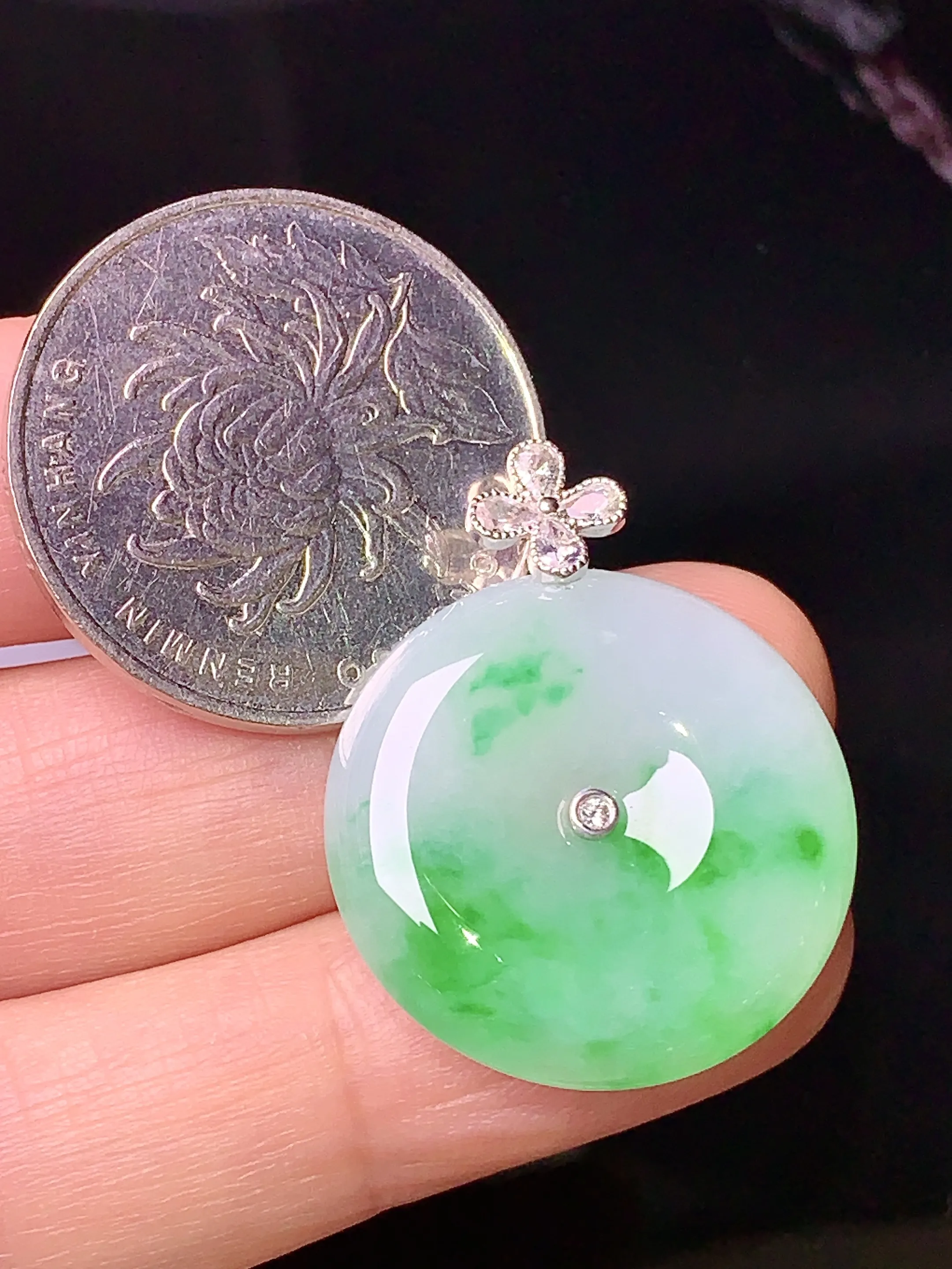 18k金钻镶嵌飘绿平安扣吊坠 玉质细腻 色泽清新艳丽 整体尺寸29*23*5.6