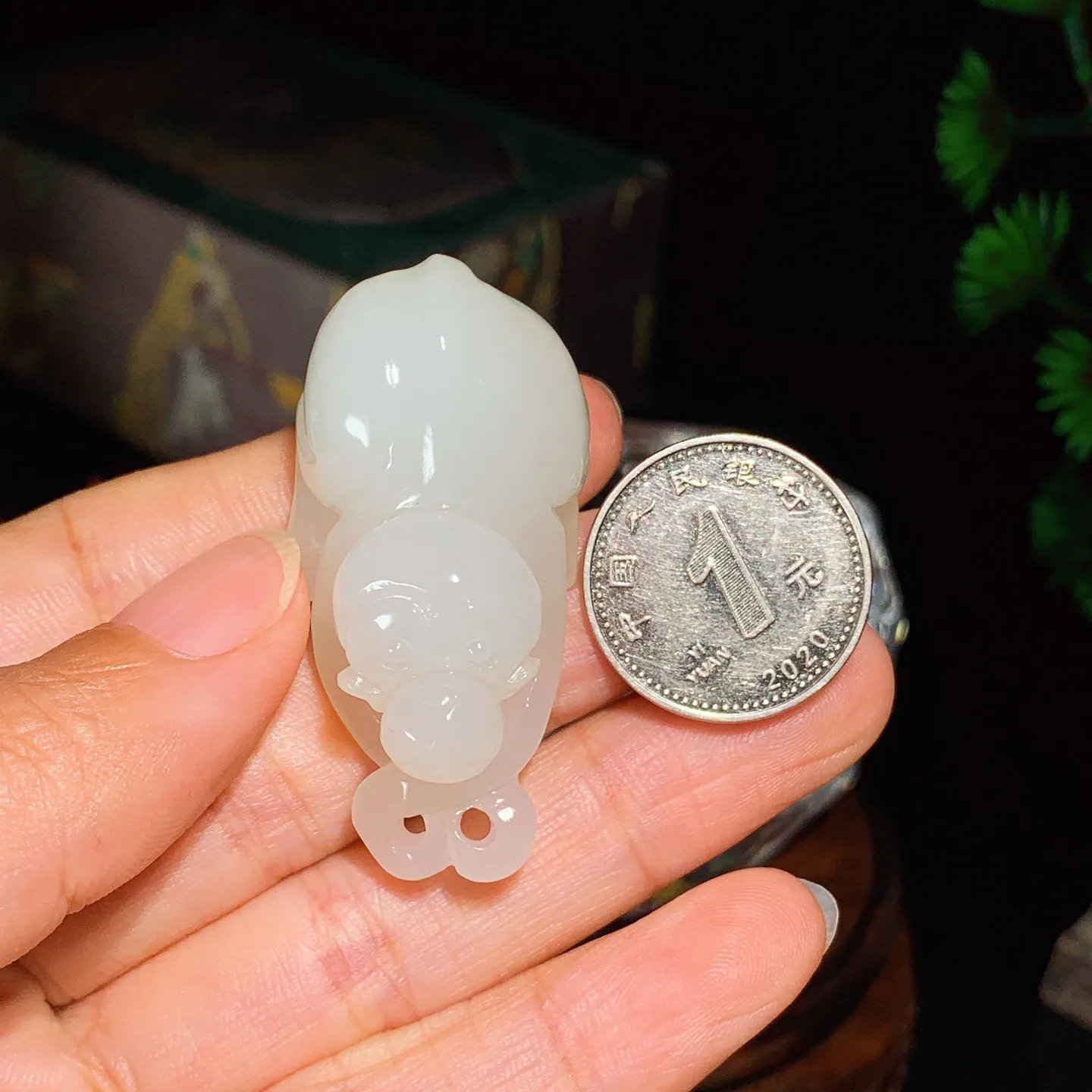 和田玉白玉灵猴献寿猴子挂件。尺寸45/22/20重24.6克。玉质细腻油润。手推出油。佩戴高端典雅。lt251031