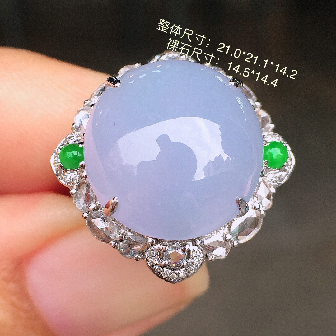 紫罗兰蛋面戒指/吊坠两用款，色泽均匀艳丽，玉质细腻，荧光感超
强，饱满圆润，尽显优雅气质，18k
金豪华镶嵌