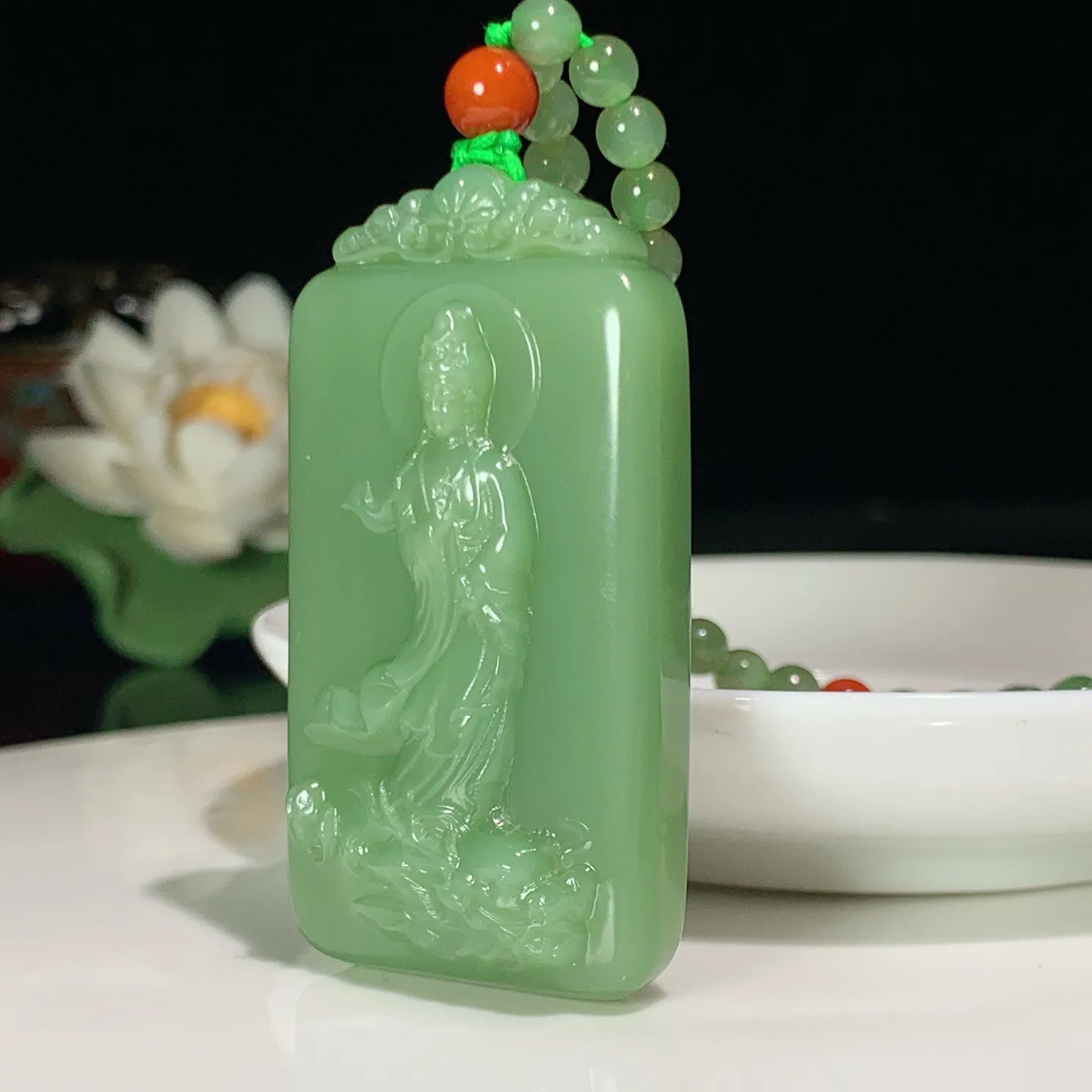 和田玉粉绿俄罗斯碧玉立体战观音牌子挂件。尺寸54.5/29.1/12重59.1克 玉质细腻油润 底色纯净 脂粉好，品质好。lt251031