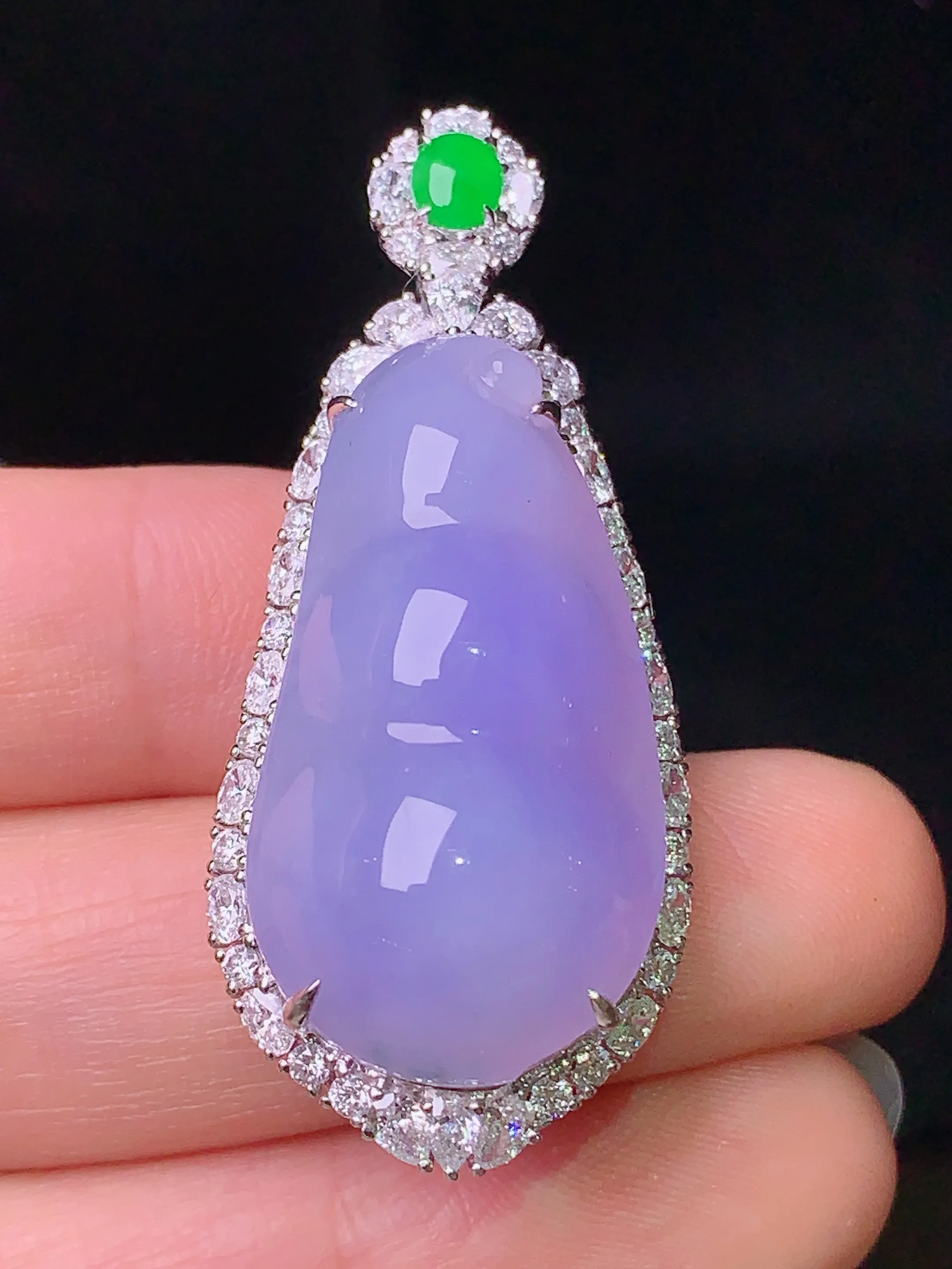 18k金钻镶嵌紫罗兰四季豆吊坠 玉质细腻 色泽清新艳丽 整体尺寸45.5*19.3*13.6