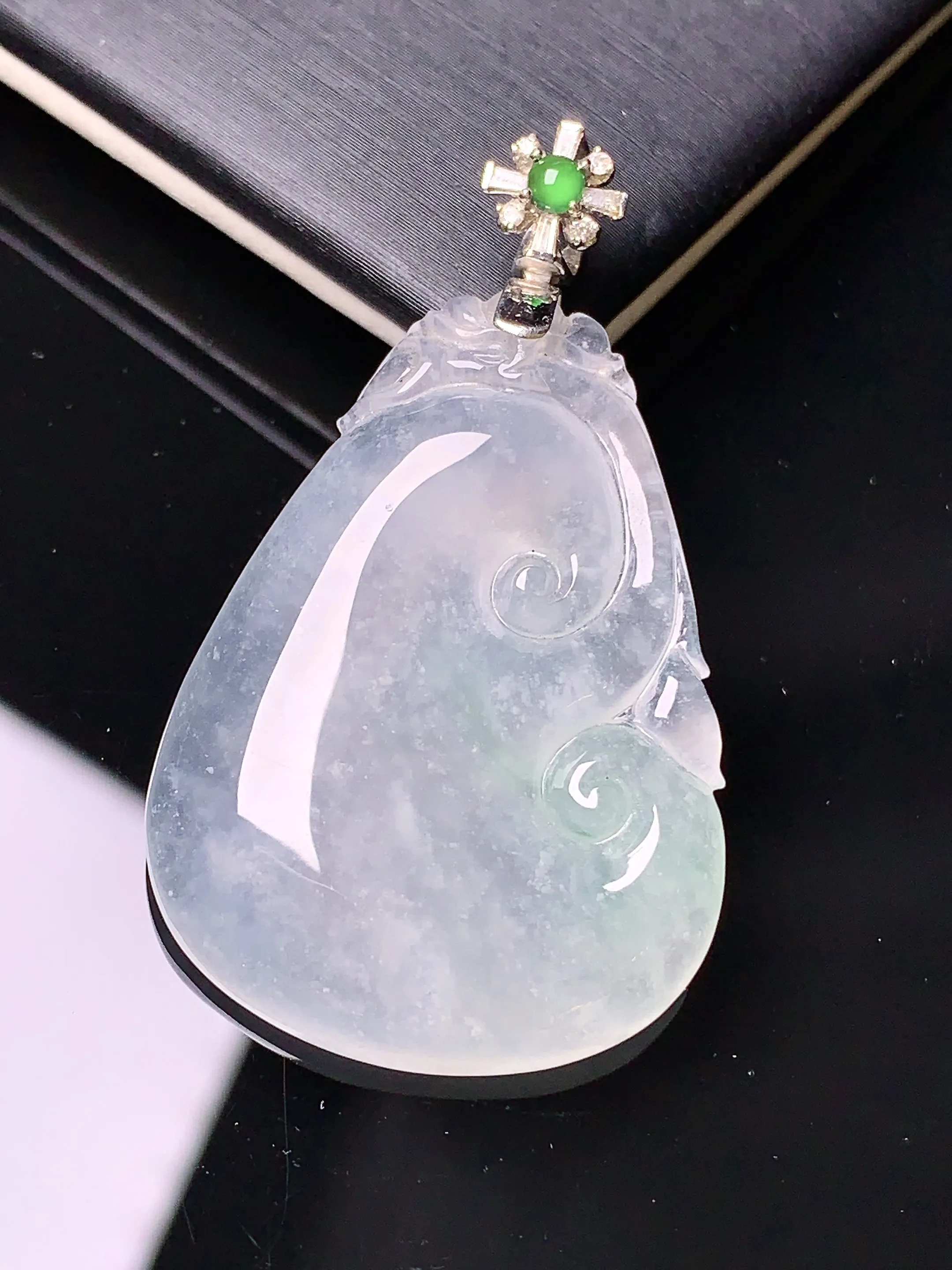 18k金钻镶嵌冰种飘绿如意吊坠 玉质细腻 色泽清新艳丽 整体尺寸42.5*25.2*5.5