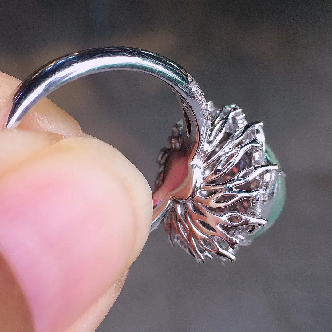 高冰蛋面戒指，玉质细腻，荧光感超
强，饱满圆润，尽显优雅气质，18k
金豪华镶嵌