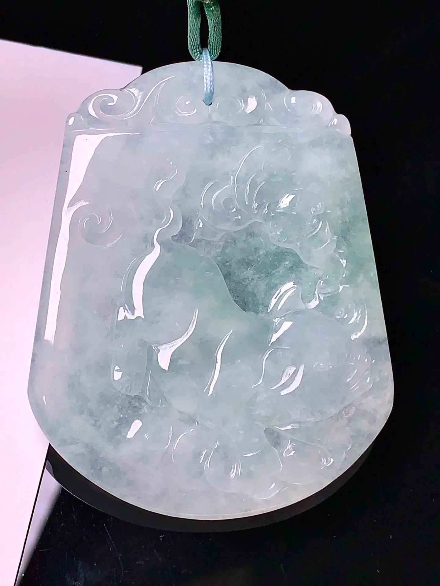 冰种飘绿生肖猪吊坠 玉质细腻 色泽清新艳丽 整体尺寸51.5*40.7*5.3