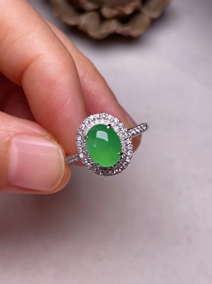 冰种阳绿蛋面戒指 、真金真钻镶嵌，种水好，玉质细腻 .裸石尺寸 8.0*6.0