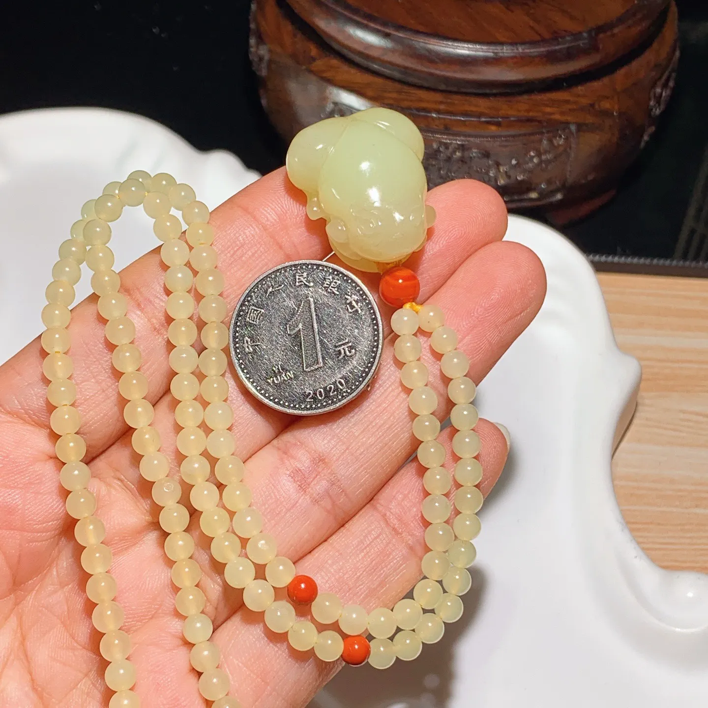 新疆和田玉若羌黄口料呱呱来财挂件。尺寸25/21/15重27.5克。玉质细腻油润。手推出油。佩戴高端典雅。lt251031