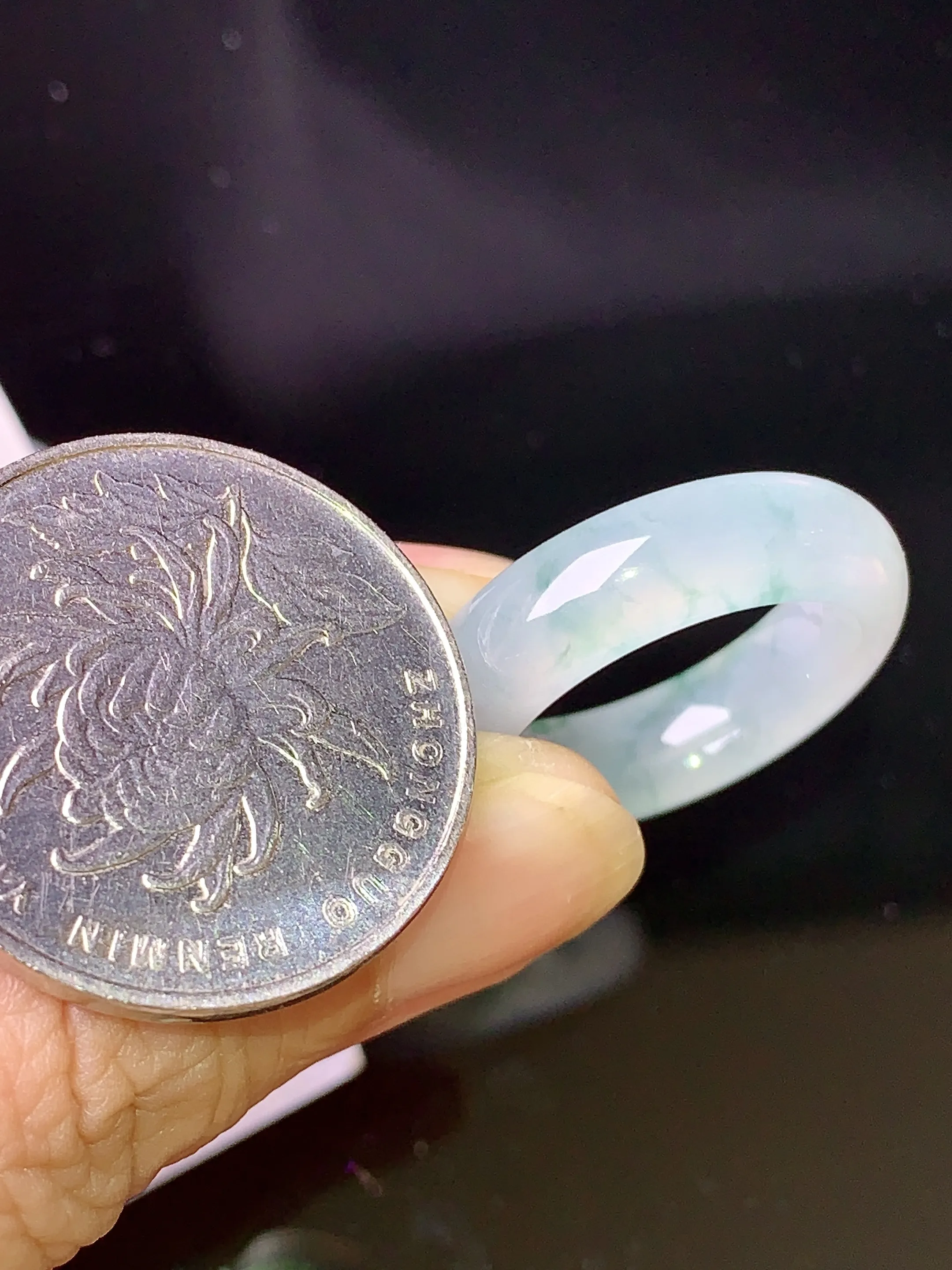 飘绿指环 玉质细腻 色泽清新艳丽 整体尺寸24.3*6*4 圈口12.5