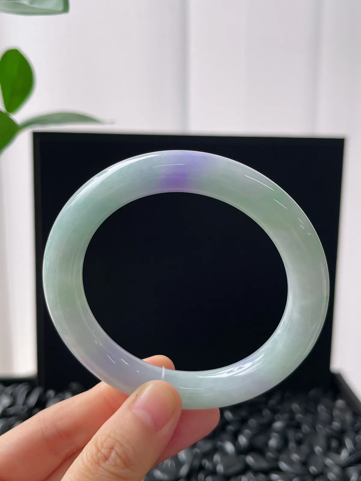 圆镯58圈口，翡翠糯化种淡绿色手镯