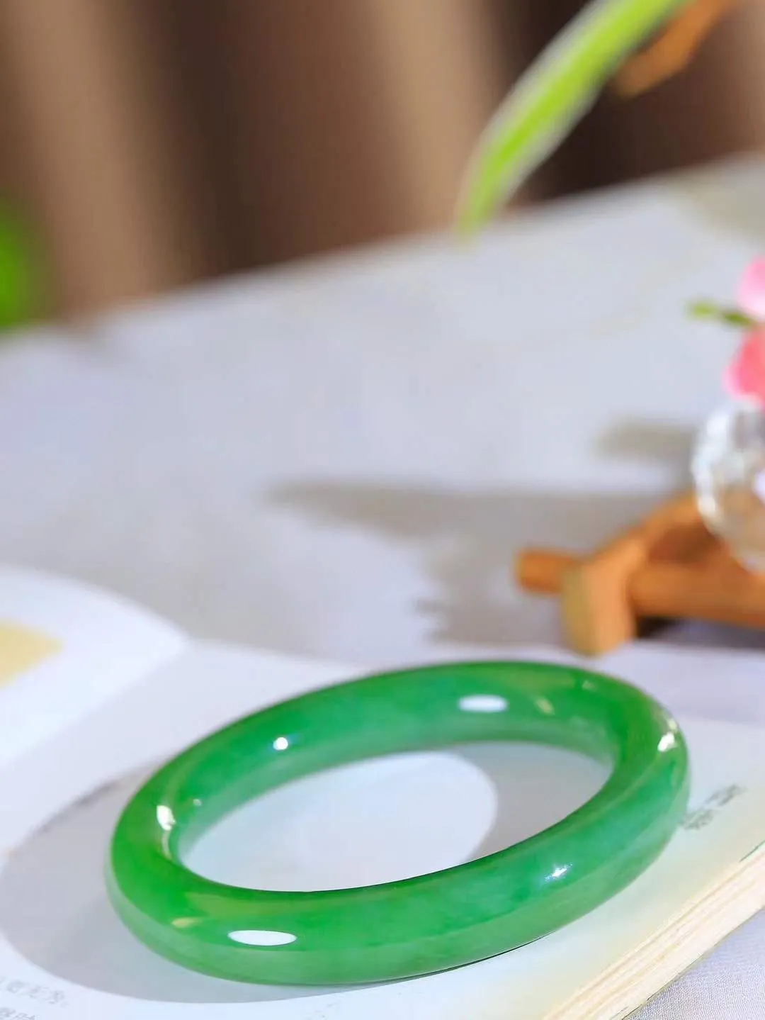 【玉佳人·手镯】

收藏级️和田玉碧玉圆条手镯 ，玉质细腻油润，做工细致精美，端庄素雅，亭亭玉立，芊芊素手。芊芊素手，怎能忘镯？秀美圆条，更显婀娜。内径58.5mm 尺寸11.6-11.5mm重72克69110280A