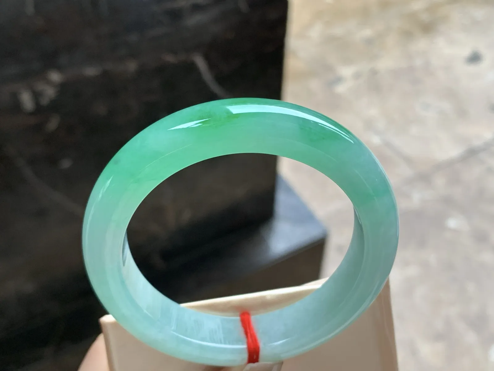 55.5-13.2-9.5

阳绿色手镯^_^色阳 玉质温润