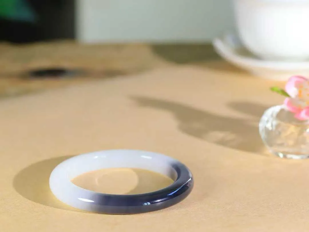 【腕间柔情.手镯】   

收藏级️和田玉白玉烟紫双色手镯 玉质温润细腻 油性十足 古朴秀雅 轻抚