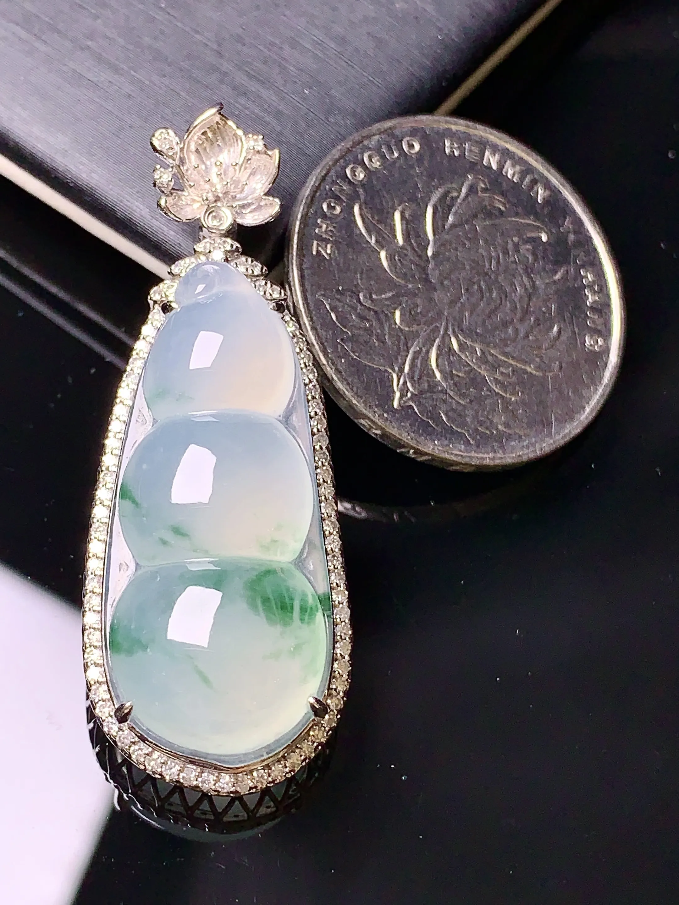 18k金钻镶嵌冰种飘绿四季豆吊坠 玉质细腻 色泽清新艳丽 整体尺寸42.2*16*10.6