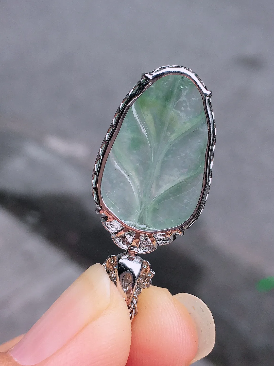 冰种玉叶吊坠，玉质细腻，荧光感超
强，饱满圆润，尽显优雅气质，18k
金豪华镶嵌