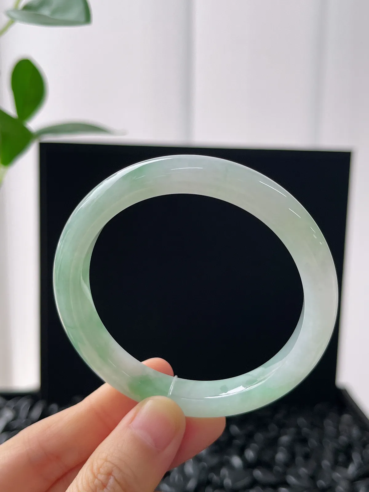 正圈53.5圈口，翡翠冰糯种飘绿手镯