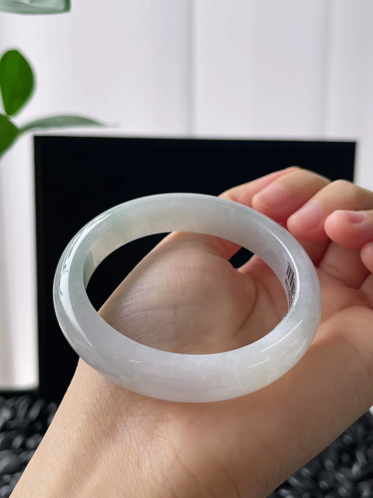 正圈54圈口，翡翠糯化种淡绿色手镯