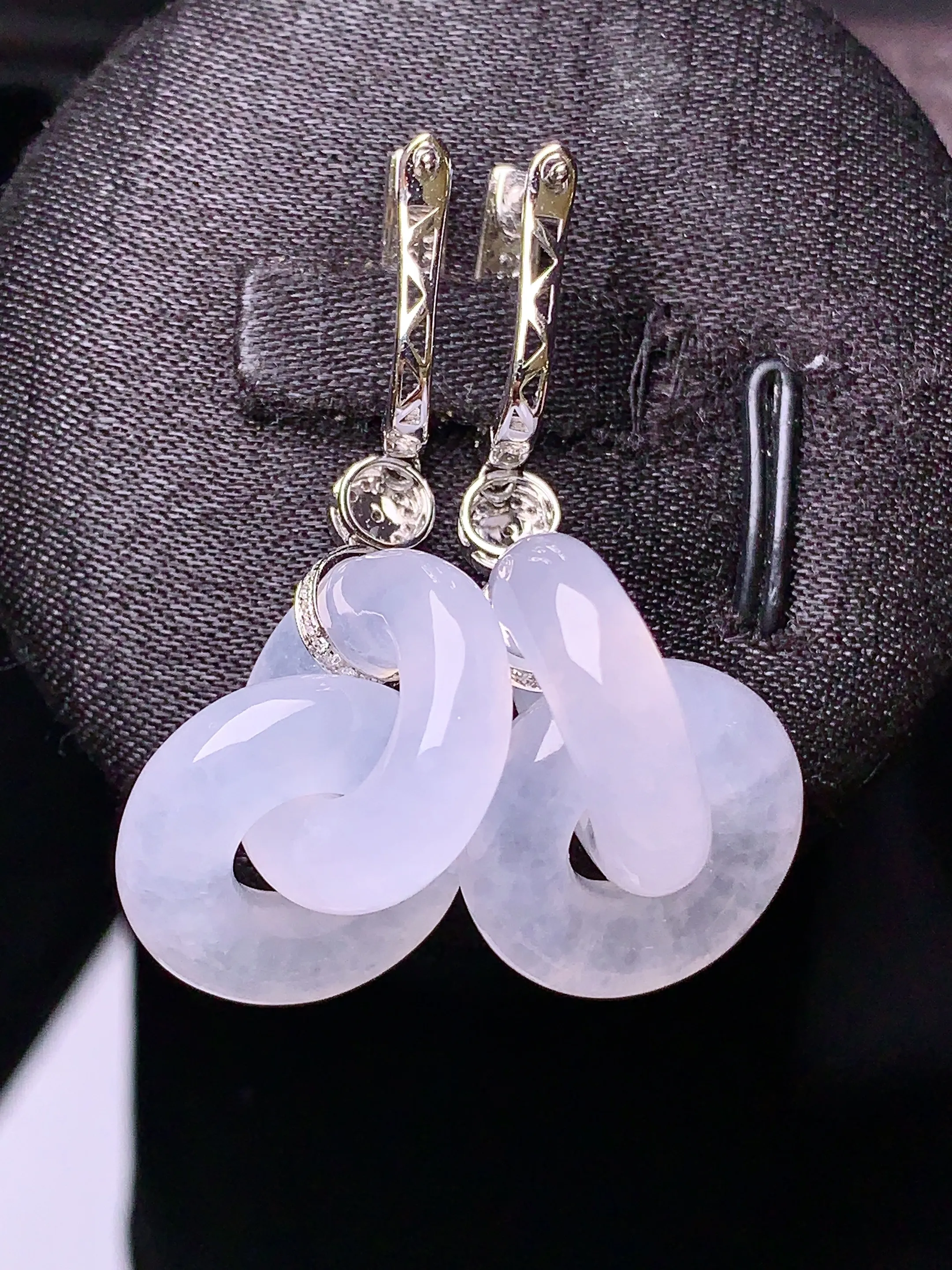 18k金钻镶嵌冰种环环相扣耳坠 玉质细腻 色泽清新艳丽 整体尺寸41.5*15.7*4.8