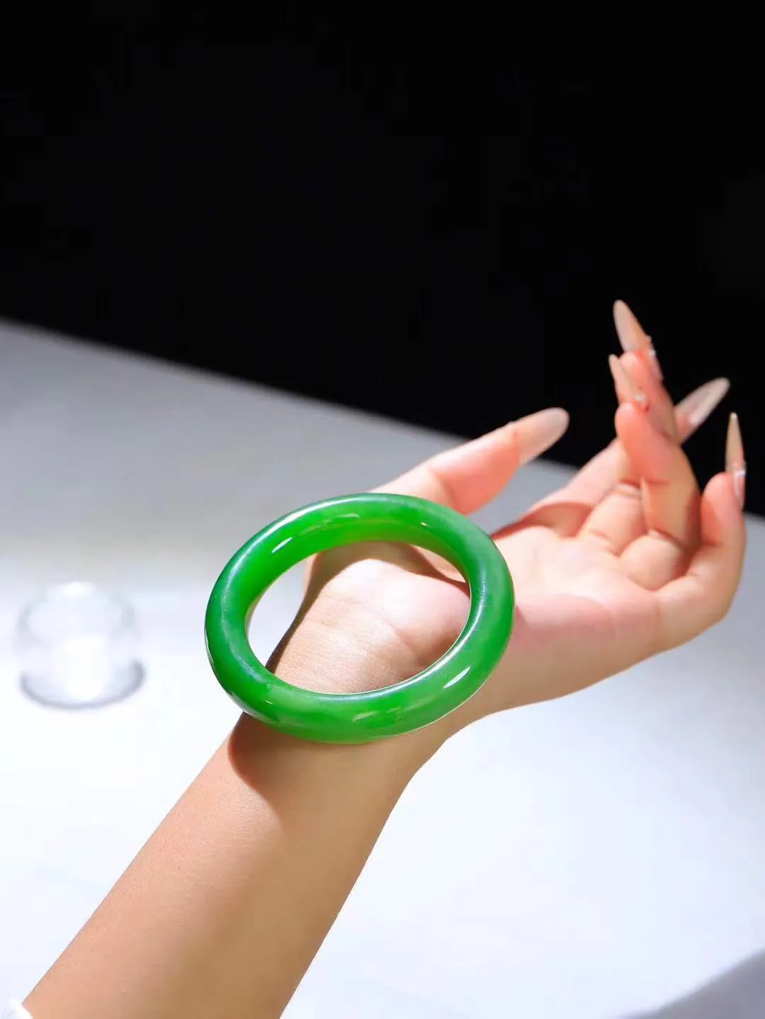 【碧色荡漾·手镯】

收藏传家级臻品和田玉碧玉猫眼手镯，玉质细腻温润，手感舒适，️线条流畅，