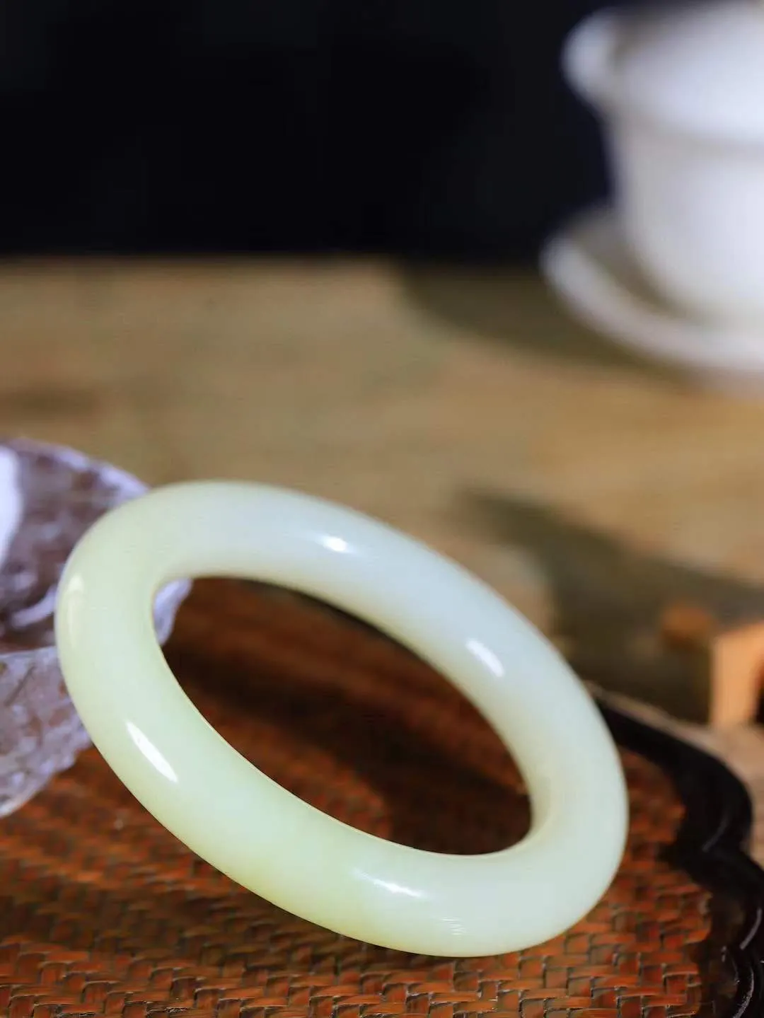 【婉约佳人.手镯】

精品和田玉黄口圆条手镯 玉质温润细腻 油性十足 手感舒适，高华雅逸，线条流畅，简约大气，美自天成，素雅高贵。佩戴于腕间，婉约之美，举手投足间透出那份低调奢华。重90.7克 内径59.5mm  尺寸12.8-13mm   FDA-69110231