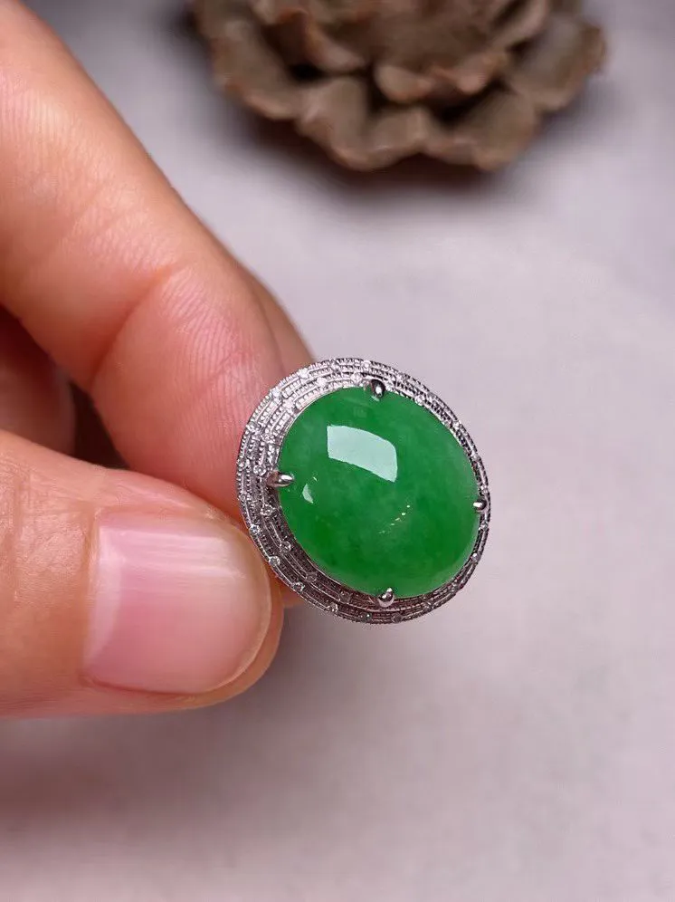 冰种阳绿蛋面戒指 、真金真钻镶嵌，种水好，玉质细腻 .裸石尺寸 13.7*11.5