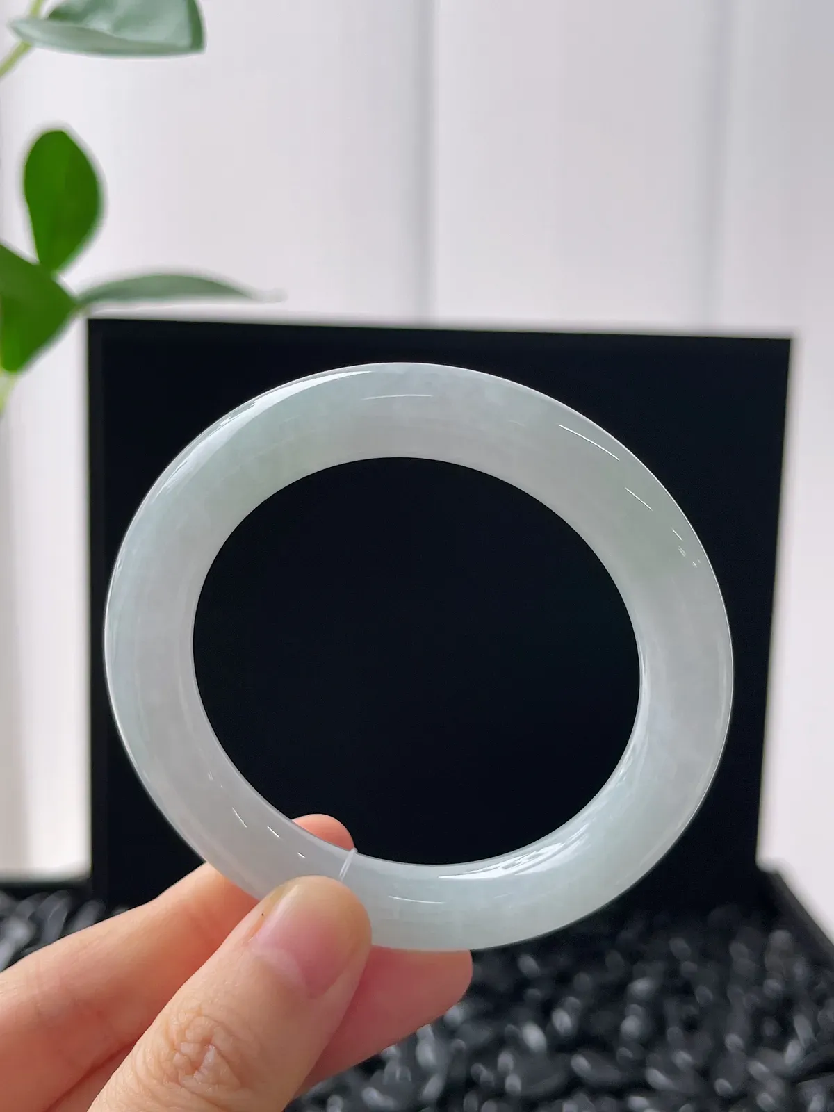 圆镯53圈口，翡翠冰糯种淡绿色手镯