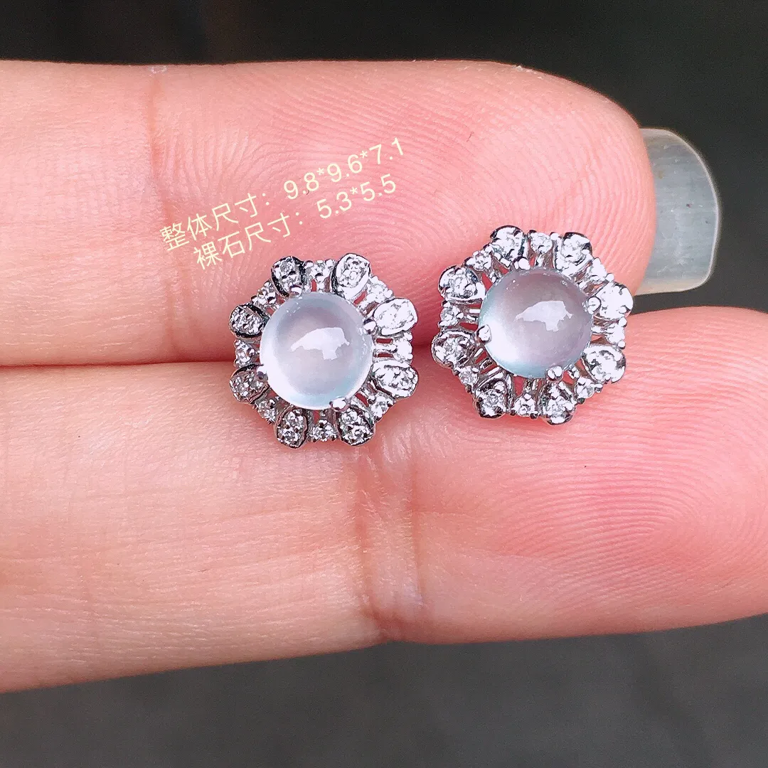 冰种蛋面耳钉，玉质细腻，荧光感超
强，饱满圆润，尽显优雅气质，18k
金豪华镶嵌