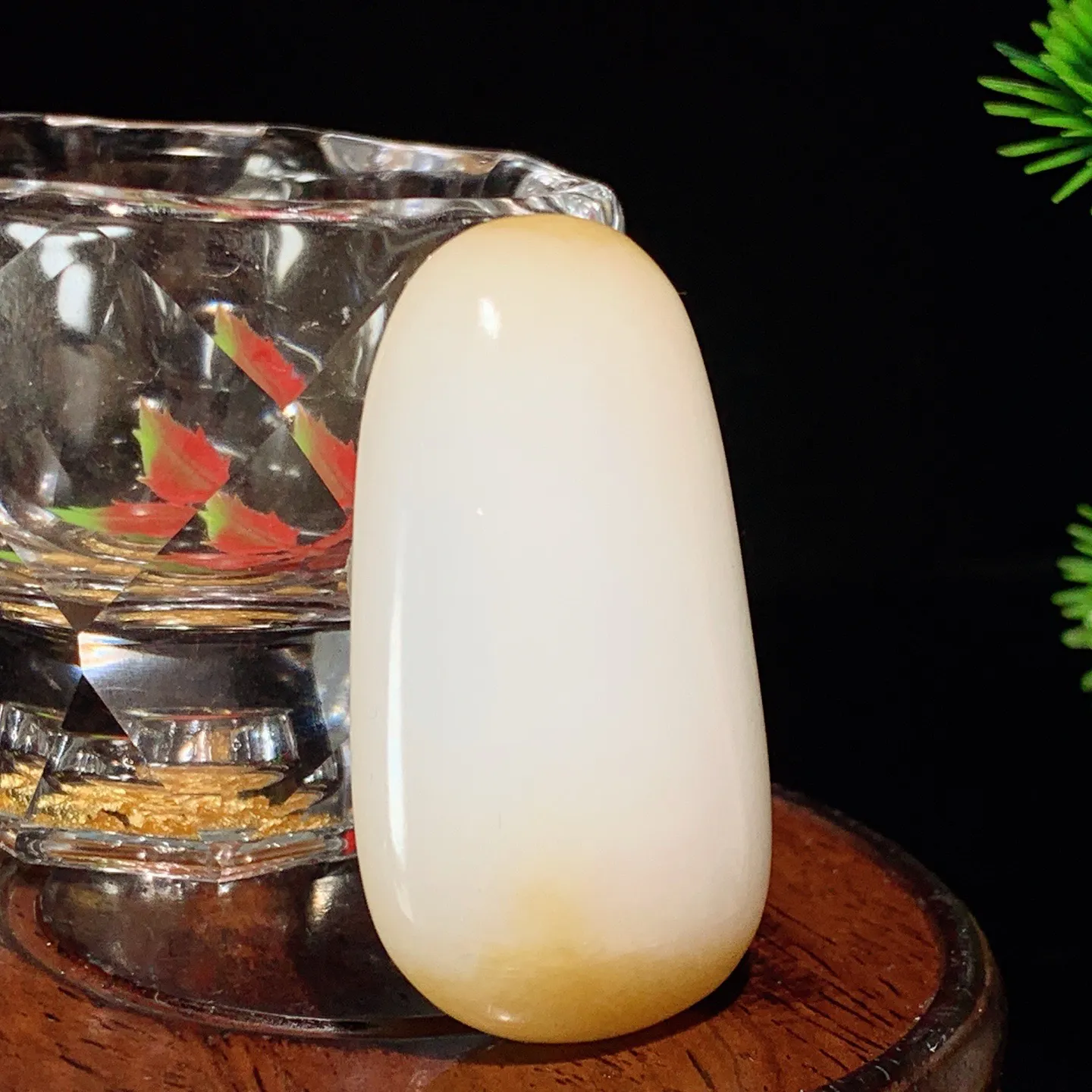 和田玉白玉糖料天地糖原石挂件。尺寸50/32/16重42.5克。玉质细腻油润。手推出油。佩戴高端典雅。lt251031