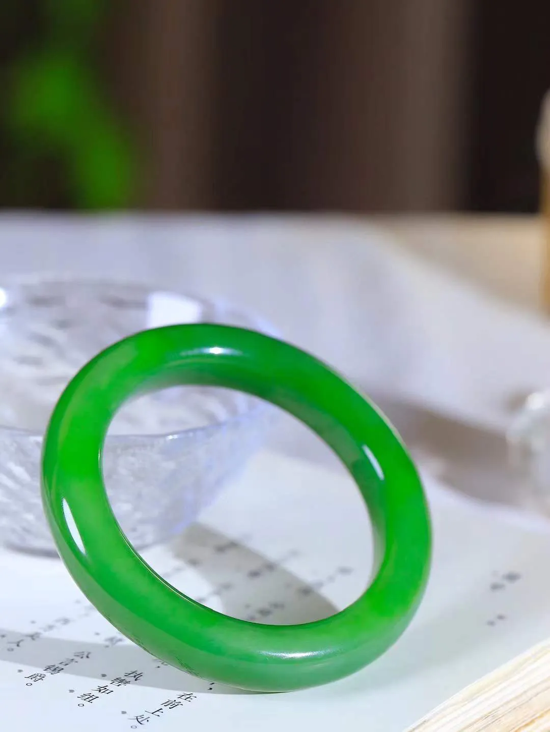 【碧色荡漾·手镯】

收藏传家级臻品和田玉碧玉猫眼手镯，玉质细腻温润，手感舒适，️线条流畅，简约大气，美自天成，佩戴于腕间，婉约之美，举手投足间透出那份低调奢华，醉人心扉。重68克  内径圈口55.5mm  尺寸12.4-10.6mm  FDA-66110233