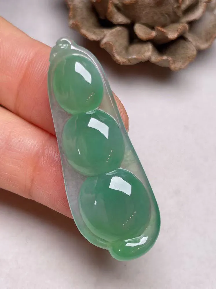 冰种满底色【福豆】吊坠，种水好，玉质细腻 ，卖相好.