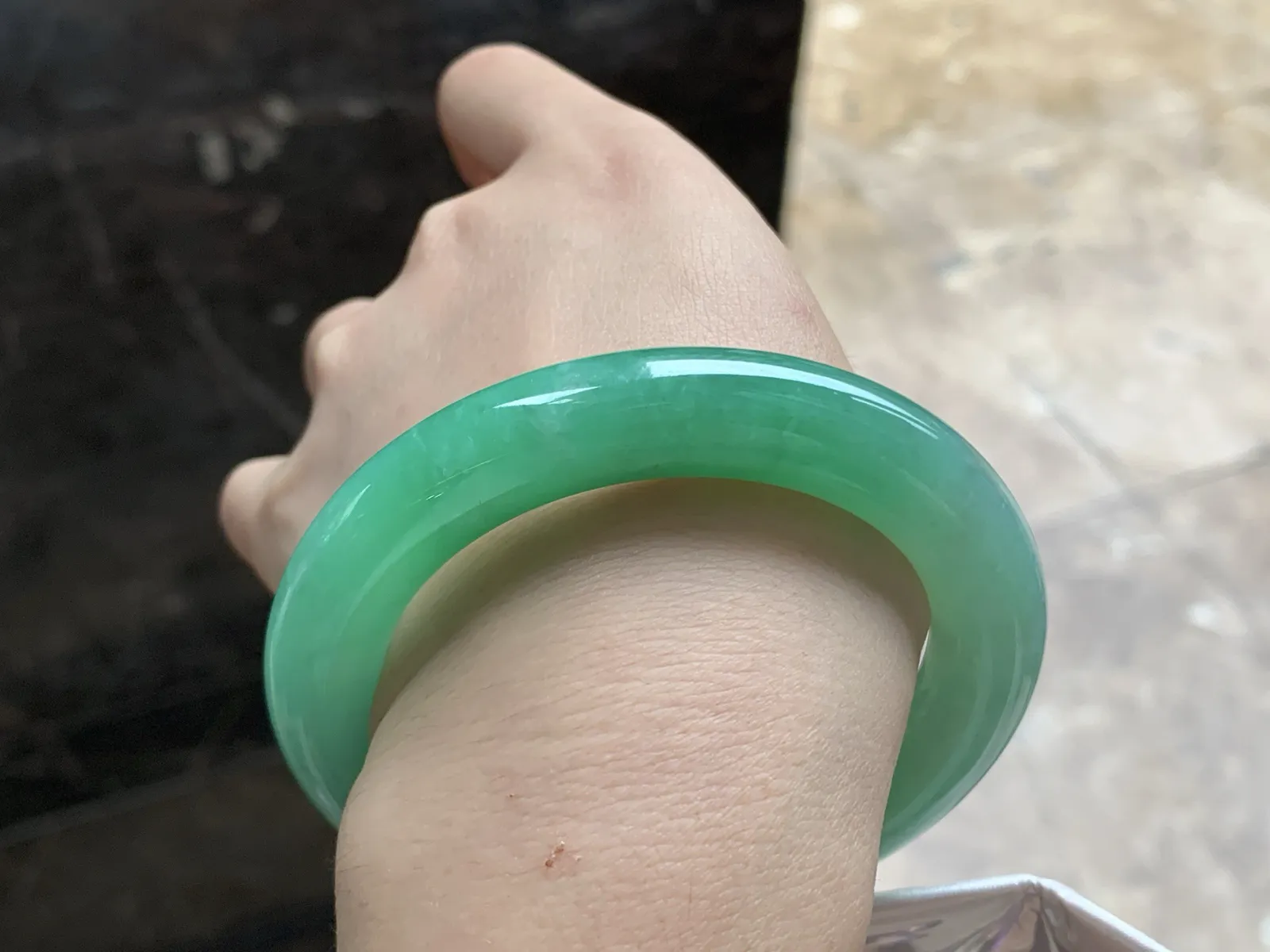 56.5-11.6

浓绿色圆条手镯^_^鲜艳 玉质温润