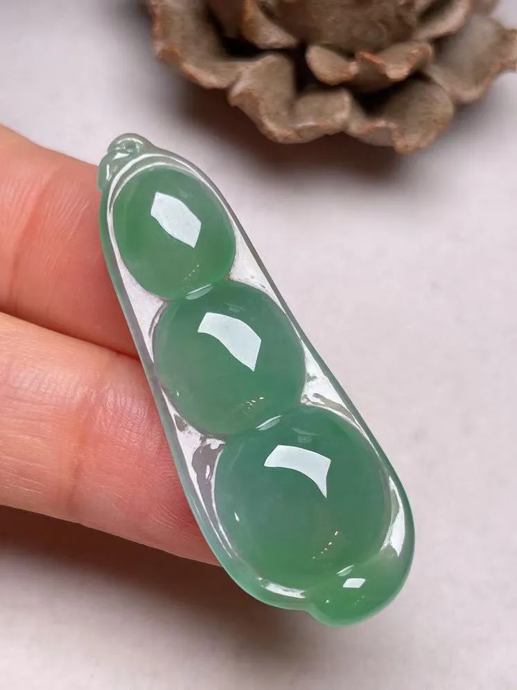 冰种满底色【福豆】吊坠，种水好，玉质细腻 ，卖相好.