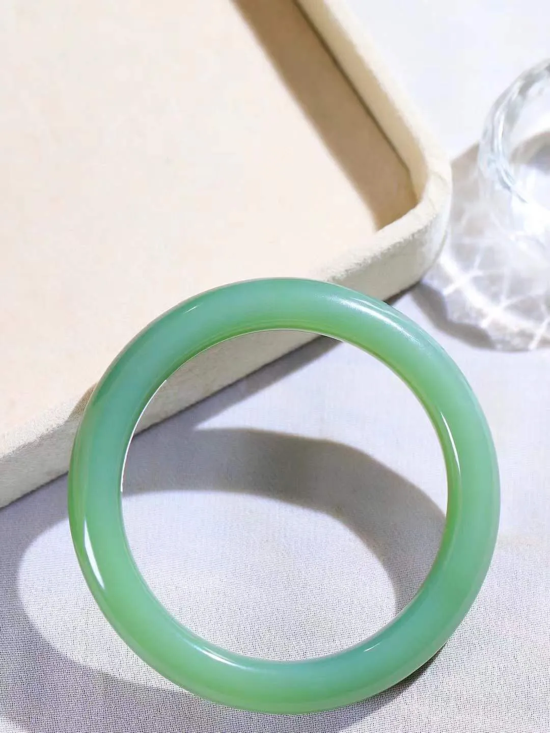 【碧波流转·手镯】

精品️和田玉碧玉手镯，玉质细腻温润，手感舒适，️线条流畅，简约大气，美自天成，佩戴于腕间，婉约之美，举手投足间透出那份低调奢华，醉人心扉。
重39.3克 内径圈口54mm尺寸9.2-8.6mm  FDA-13110208