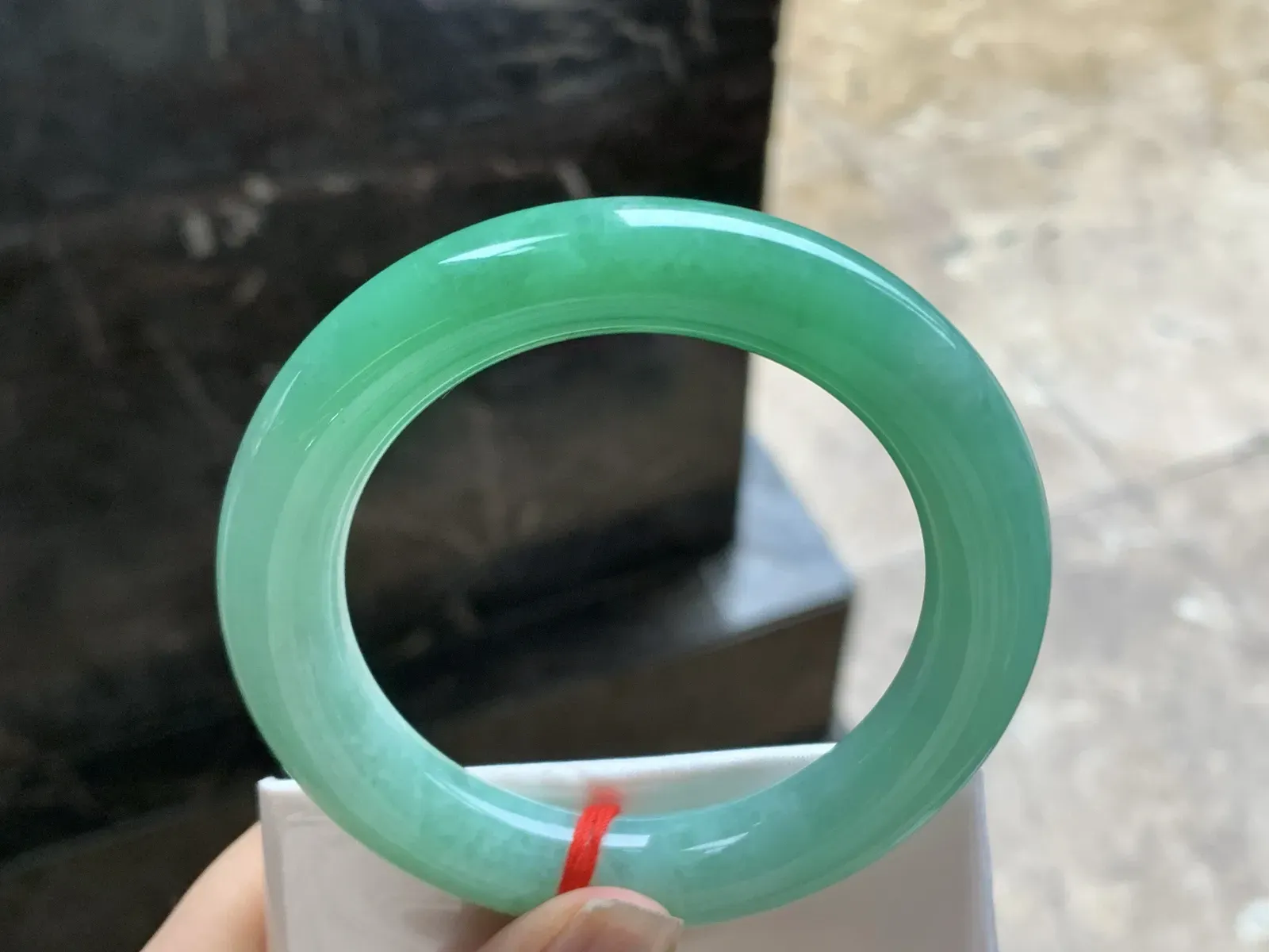 56.5-11.6

浓绿色圆条手镯^_^鲜艳 玉质温润