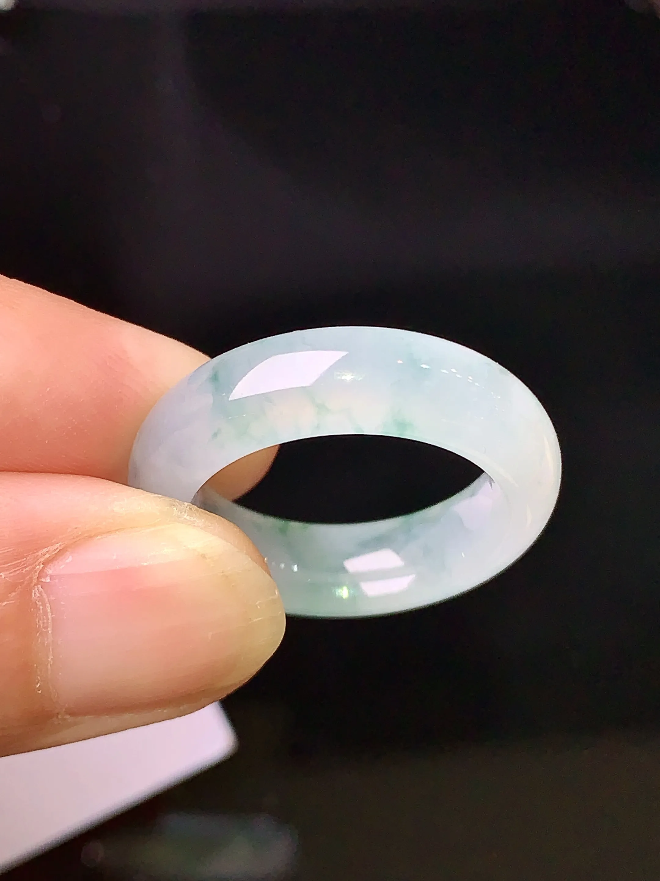 飘绿指环 玉质细腻 色泽清新艳丽 整体尺寸24.3*6*4 圈口12.5