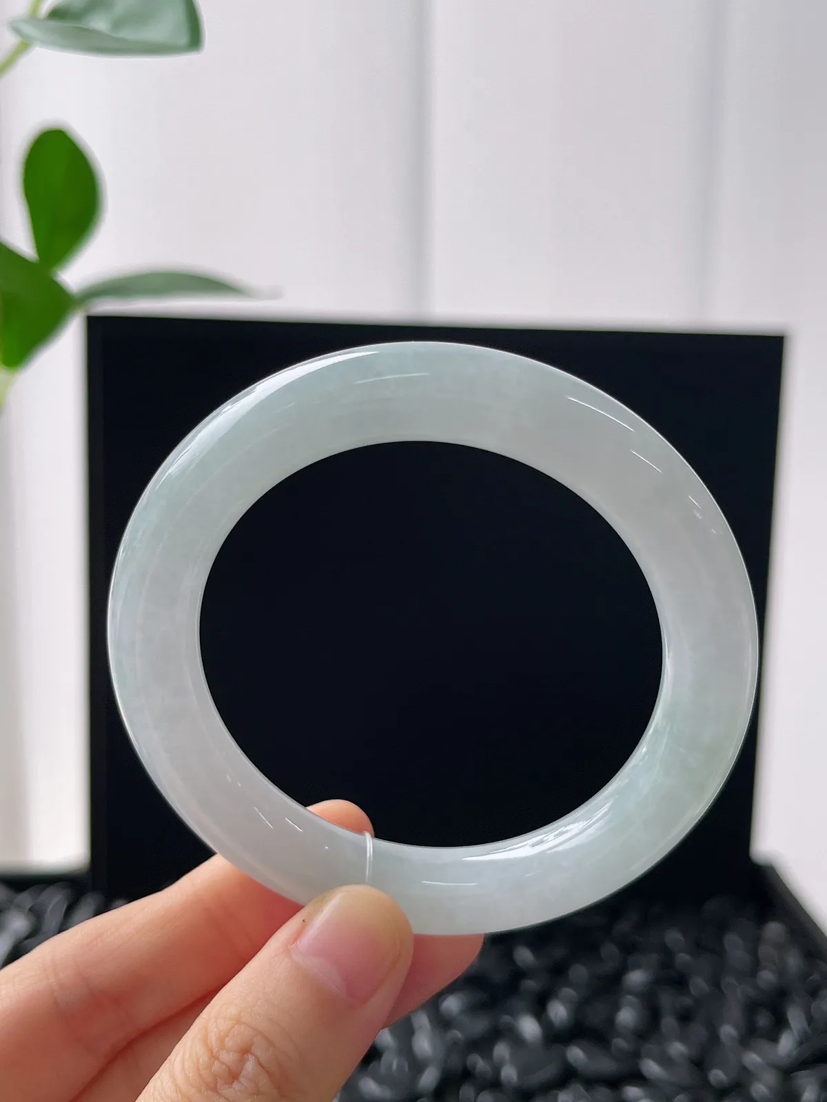 圆镯53圈口，翡翠冰糯种淡绿色手镯