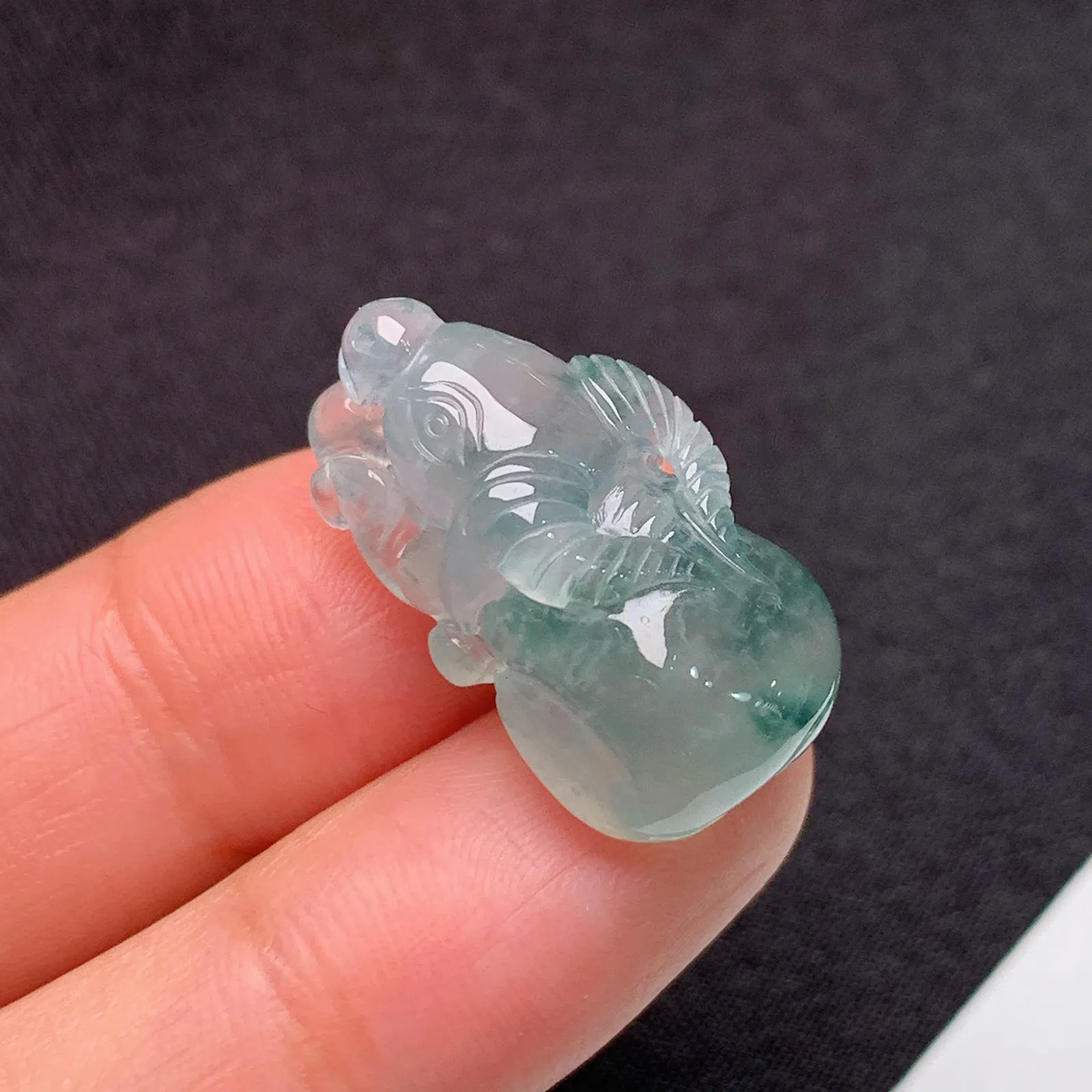 冰种飘花生肖牛吊坠 水润细腻 整体尺寸23.1*13*10