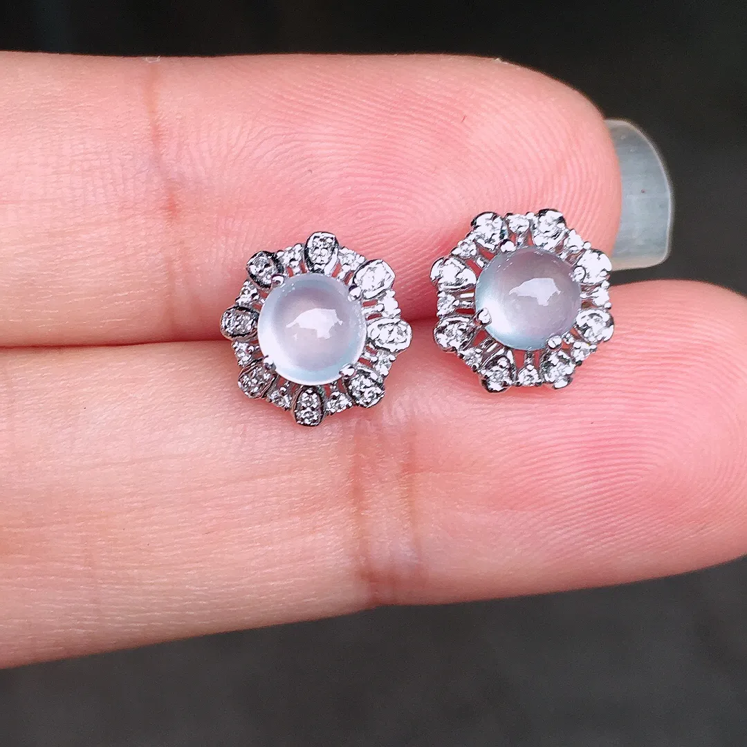 冰种蛋面耳钉，玉质细腻，荧光感超
强，饱满圆润，尽显优雅气质，18k
金豪华镶嵌