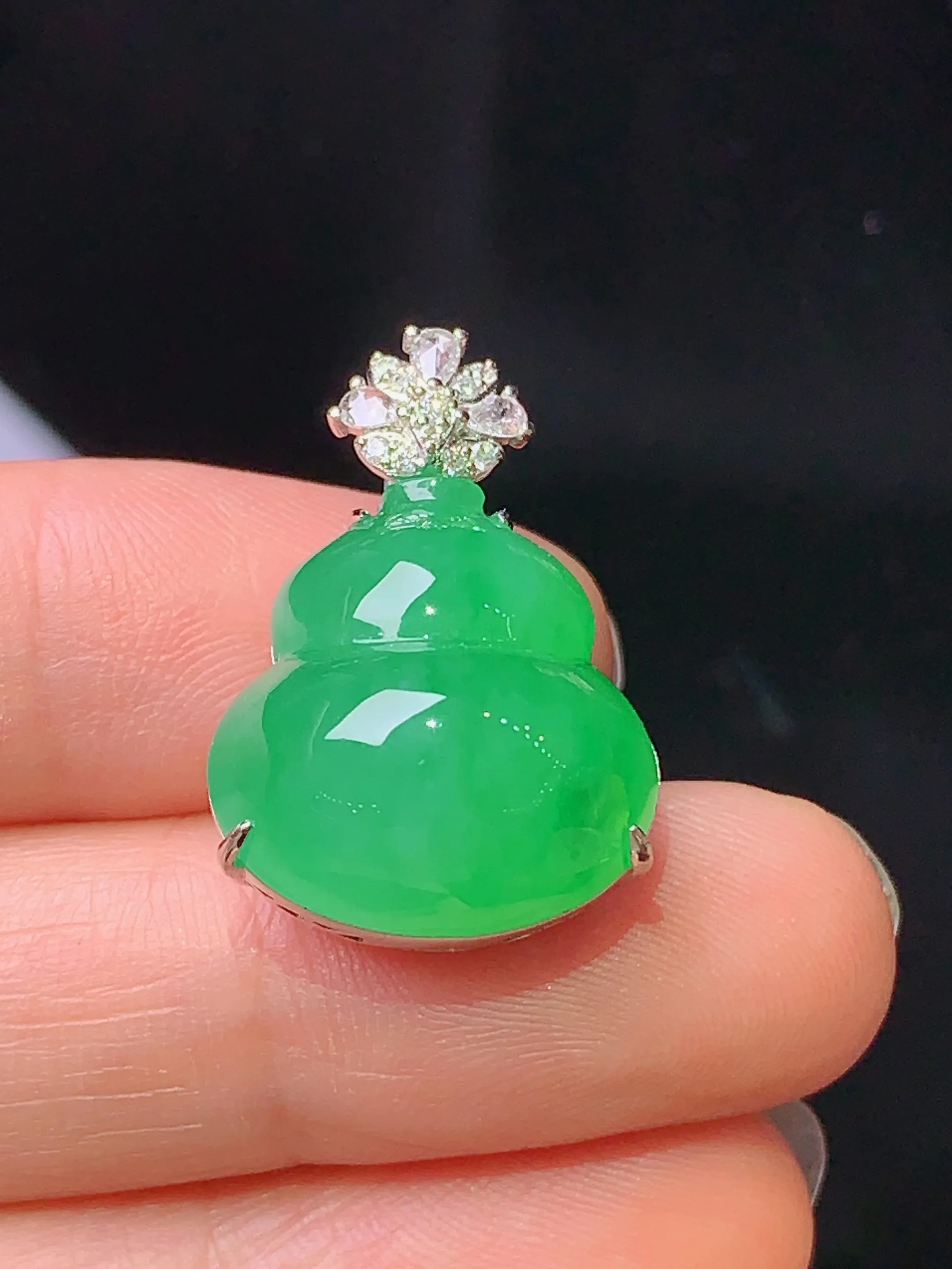 18k金钻镶嵌翠绿葫芦吊坠 玉质细腻 色泽清新艳丽 整体尺寸23.8*16.6*13