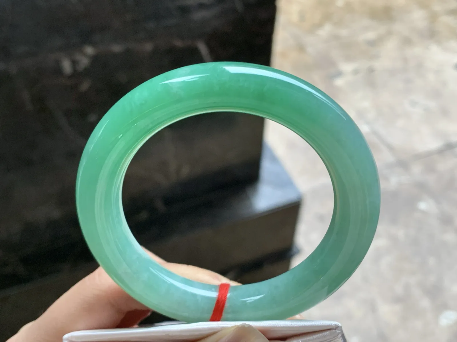 56.5-11.6

浓绿色圆条手镯^_^鲜艳 玉质温润