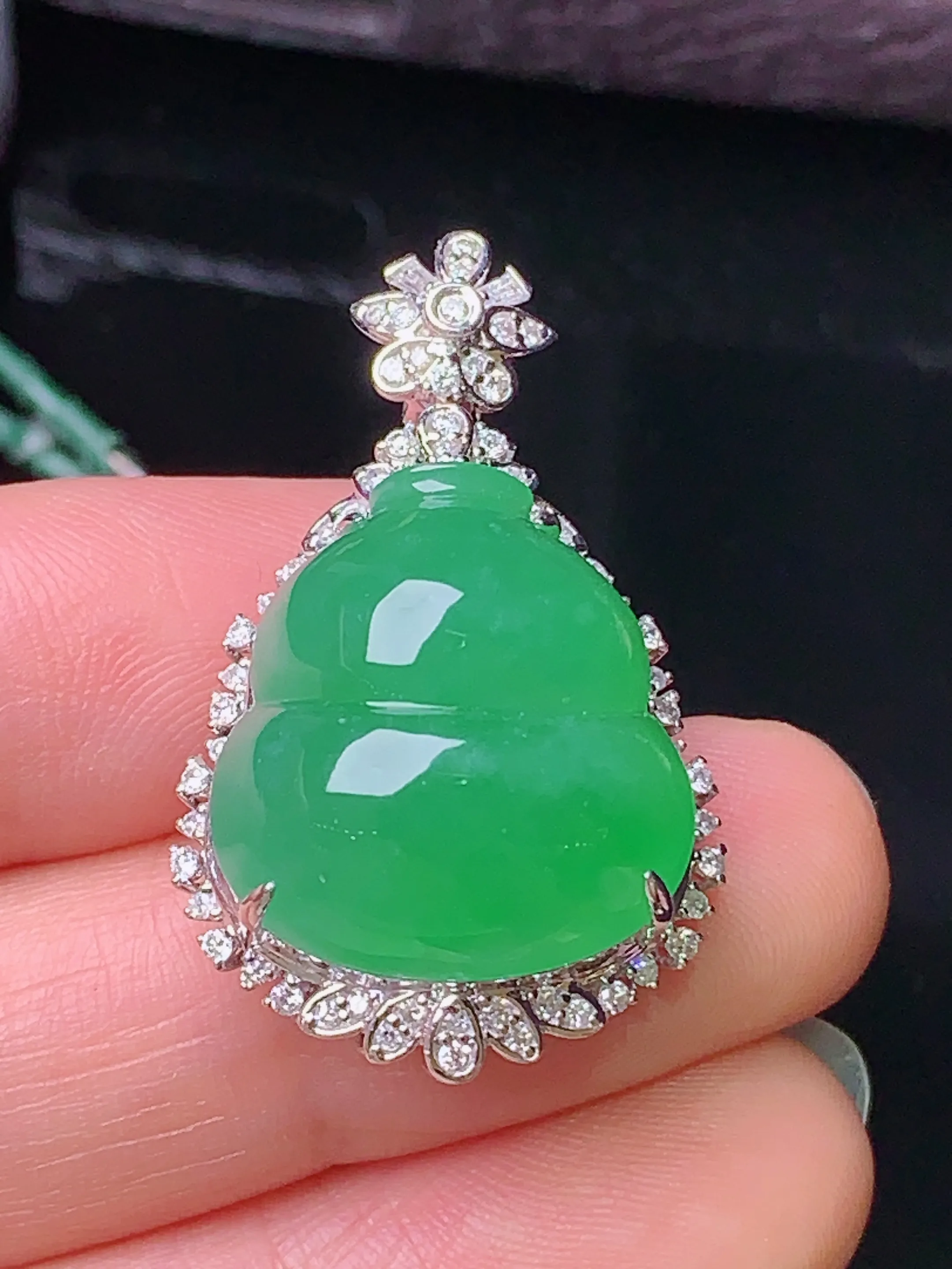 18k金钻镶嵌满绿葫芦吊坠 玉质细腻 色泽清新艳丽 整体尺寸32.8*20.2*14.5