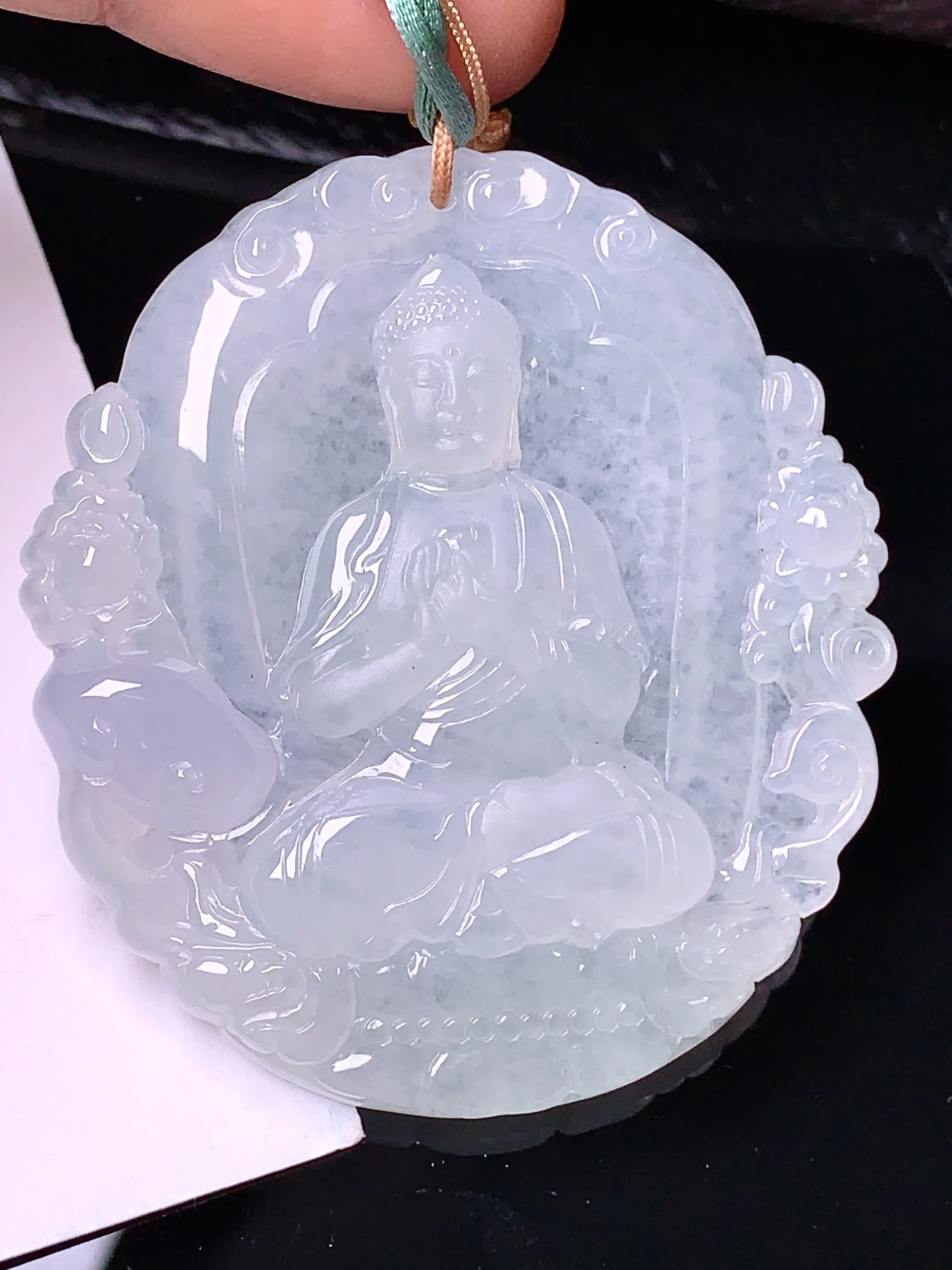 冰种大日如来佛祖吊坠 玉质细腻 色泽清新艳丽 整体尺寸51.8*47*5.7