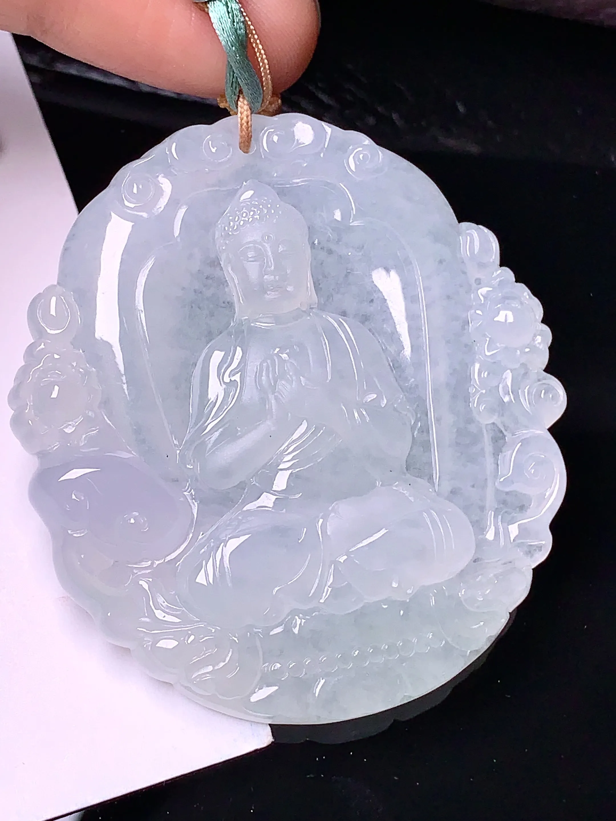 冰种大日如来佛祖吊坠 玉质细腻 色泽清新艳丽 整体尺寸51.8*47*5.7