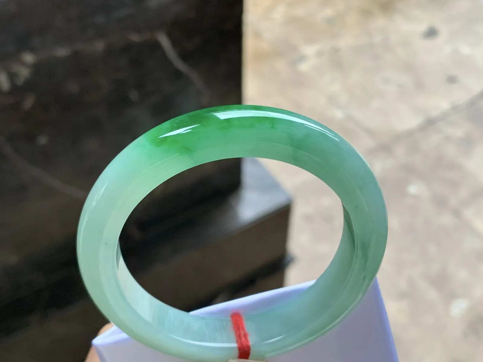 55.5-12.2-9.2

辣绿色手镯^_^颜色鲜艳 玉质温润