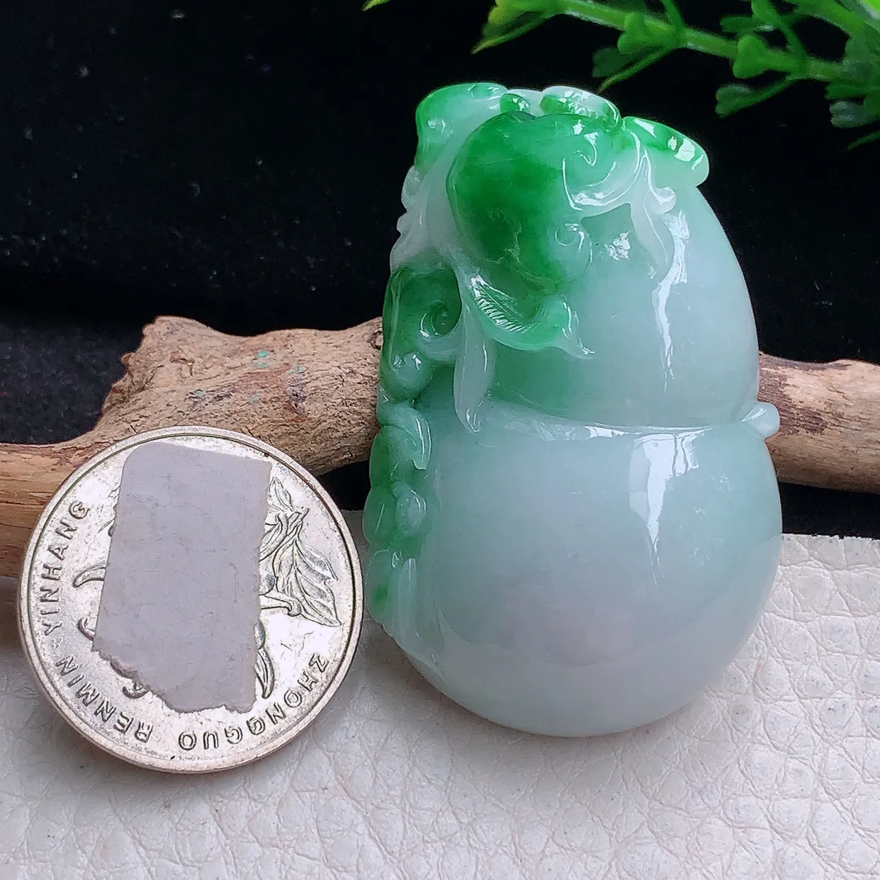 lz自然光48.5*30.5*12天然缅甸翡翠飘绿饱满葫芦玉吊坠 玉挂件