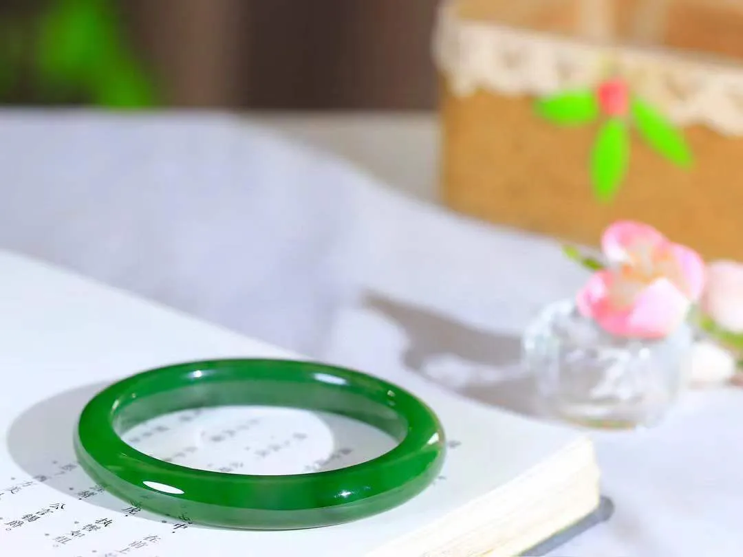 【温润如心.镯】

精品️和田玉碧玉手镯，精选上等碧玉料，色泽清透，质地细腻。佩戴它，感受千年玉文