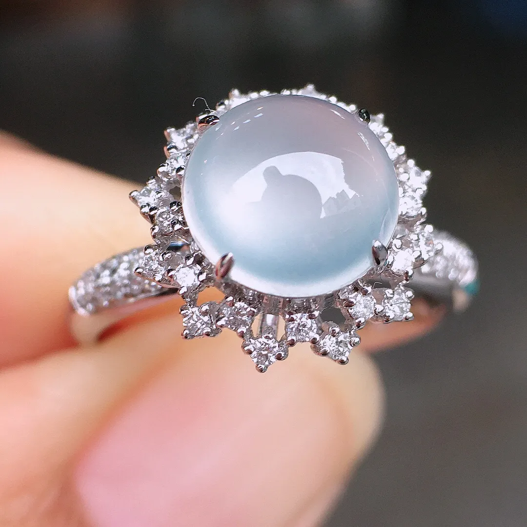 高冰蛋面戒指，玉质细腻，荧光感超
强，饱满圆润，尽显优雅气质，18k
金豪华镶嵌