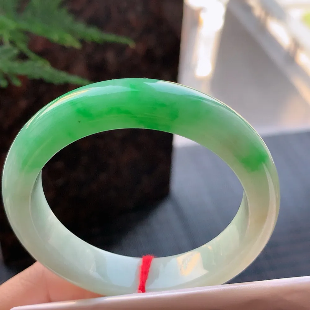 正圈冰糯阳绿 无瑕 尺寸:53.1/12.1/8.3 色好